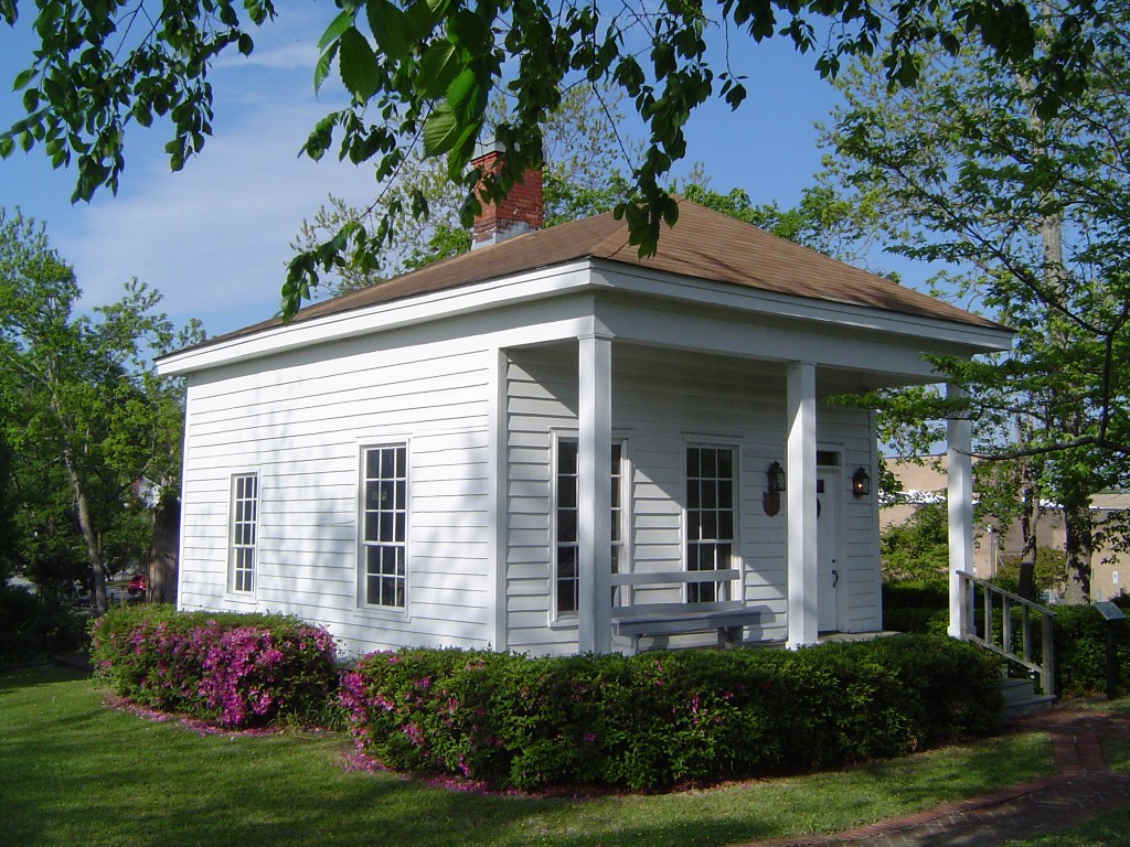 The Pelletier House, the oldest standing structure in Jacksonville, North Carolina. Image by Hammerattack at English Wikipedia, licensed under CC BY-SA 3.0 Unported.