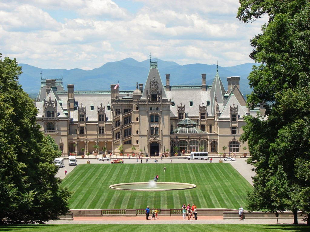 Biltmore Estate - By 24dupontchevy - Own work, CC BY-SA 4.0, https://commons.wikimedia.org/w/index.php?curid=51735781