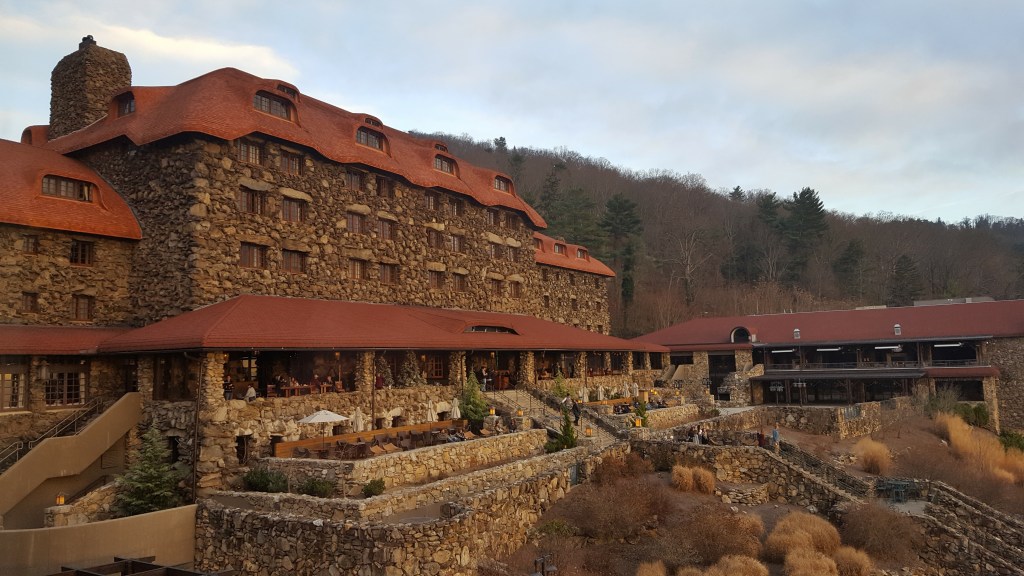 Grove Park Inn - Sunset Terrace, December 2016. Image by Upstateherd, licensed under CC BY-SA 4.0 International.